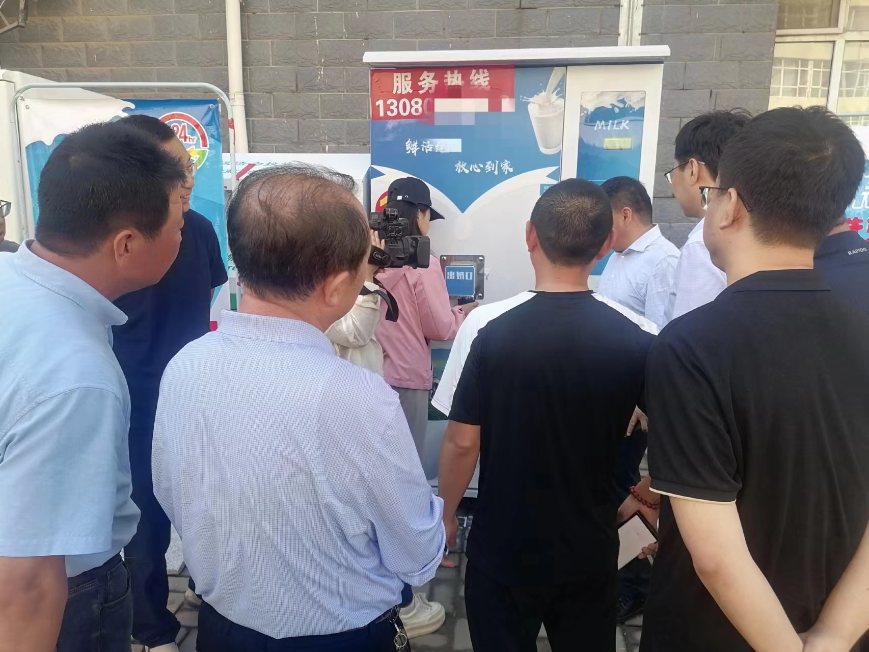 安装到各个小区的智能售奶机(图2)