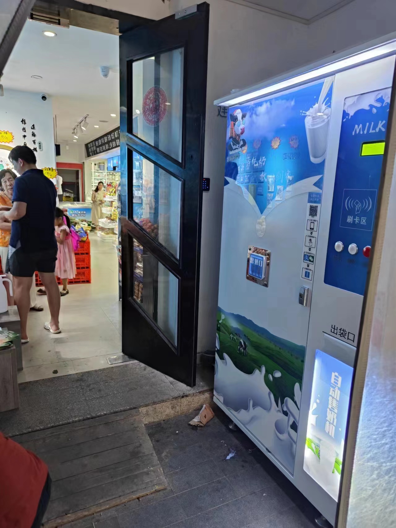 安装到各个小区的智能售奶机(图4)