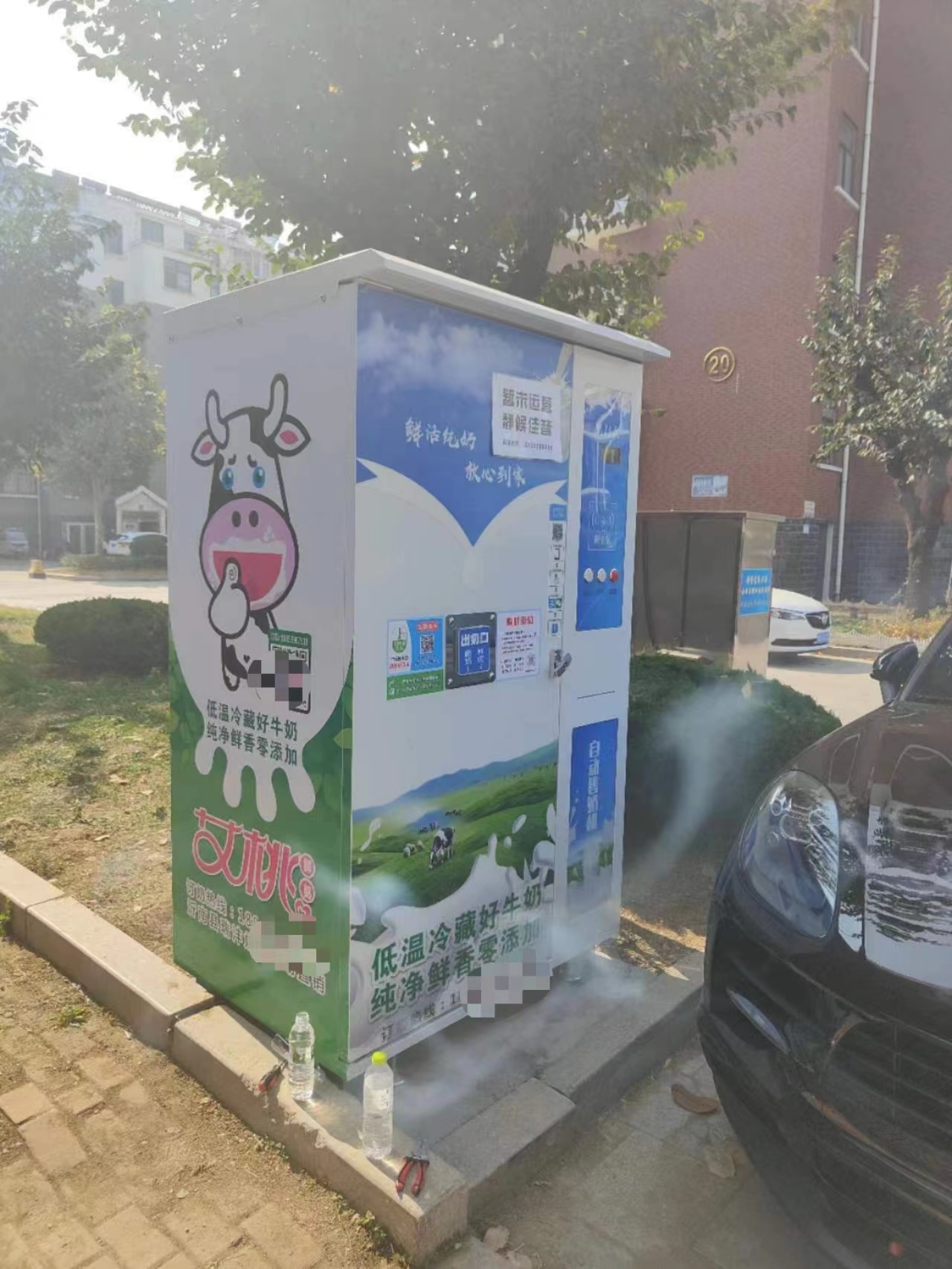 安装到各个小区的智能售奶机(图3)